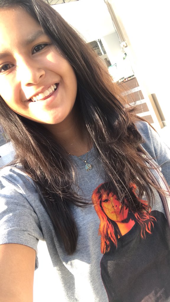 FromTheVault_13's tweet image. Hiii I’m Diana and I’m really excited for traveling all the way from Peru to New Jersey for seen @taylorswift13 💕✨#LatinSwiftiesOnRepTour
