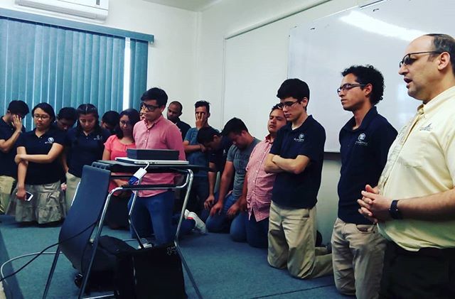 clasesJsh's tweet photo. Our chaplain prayin' for wisdom and commitment. #SoyFitUM #RealidadUM #ViveUM #GradUM18 https://t.co/aCFzXWh9Ue https://t.co/QkM7ZtTixu