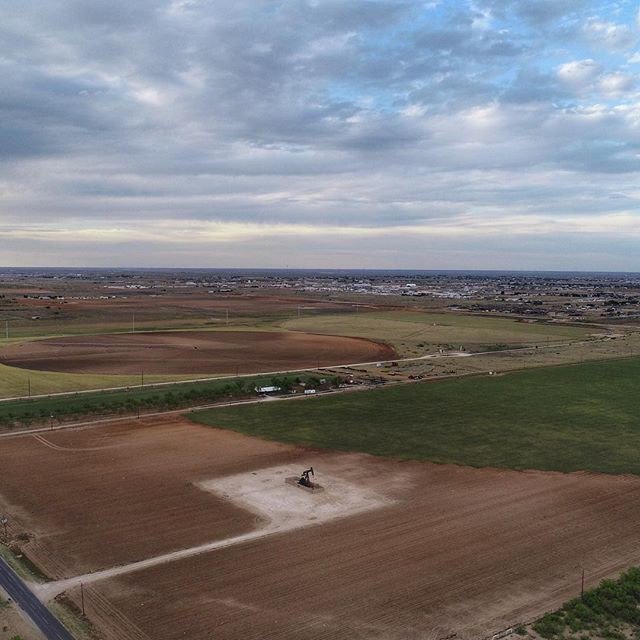 MisadventureK's tweet photo. More west Texas pumpjacks. What do you have a lot of where you live? .
.
.
.
.
 #aerialphotography #artofvisuals  #peoplescreatives #dronesdaily #drone #droneporn #roamtheplanet  #westtexas #ig_texas #ilovetexas #igtx #dji #djiphantom4 #pumpjack #oilfield #oil #dronegirls https://t.co/1uXBw1OMmN