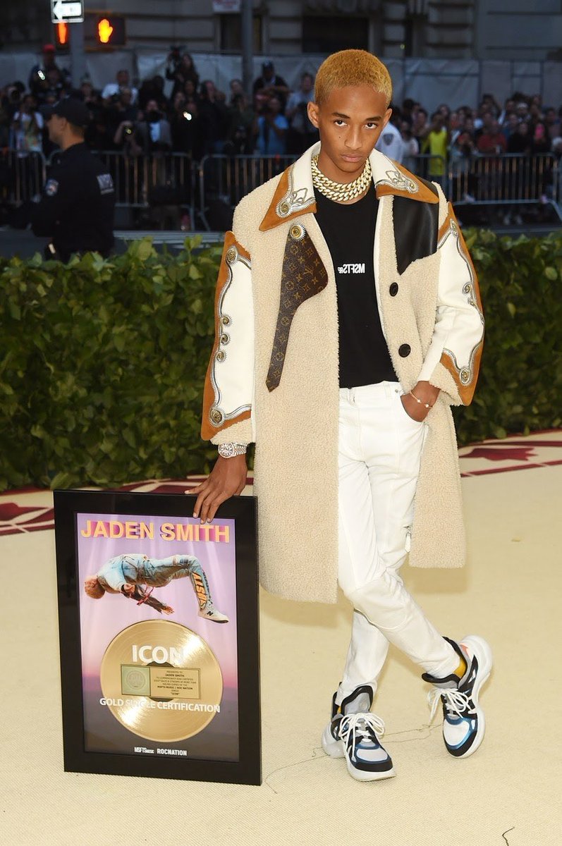_malumart's tweet photo. Búscate a alguien que te presuma como #JadenSmith a su disco de oro en #METGALA18   😂 https://t.co/MRNQjgeVrS