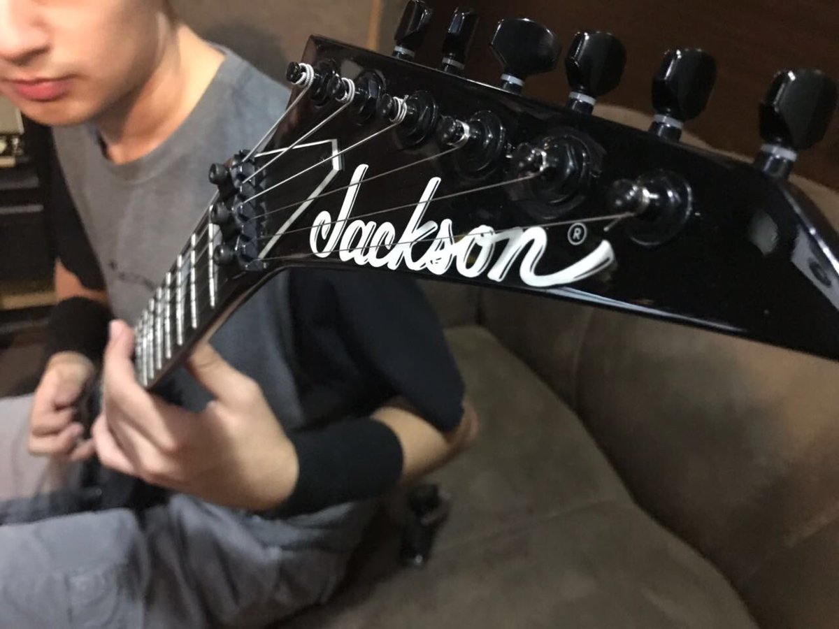 royalrage101's tweet photo. Recording day with our guitarist Rodrigo Izumida! Dia de gravação com nosso guitarrista Rodrigo Izumida! #peaveyamps #peavey6505 #jacksonguitars #jacksonflyingv #kingv #emgpickups #studio #recording #ernieball #royalrageband #musicianlife #guitarrecording https://t.co/Nv5lzj7qE2