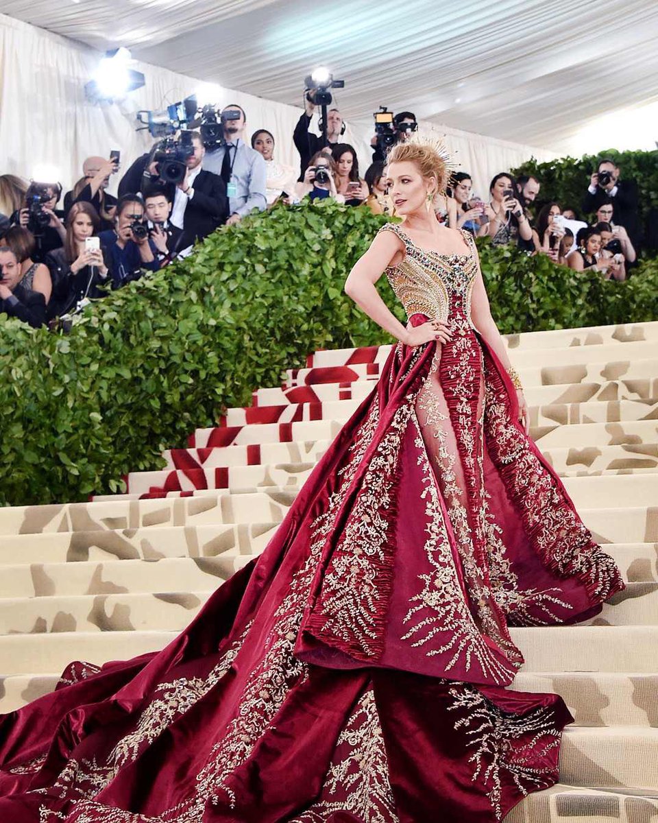 fashsavedus's tweet photo. Blake Lively #MetHeavenlyBodies #MetBall2018 #MetGala2018 https://t.co/41ULKbKVeY
