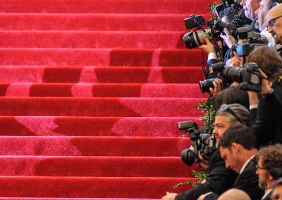 samgy_supsup's tweet image. Beyoncé arriving as the Holy Ghost.
Stunniiiiiiiiiiiiiing!

 #METGALA