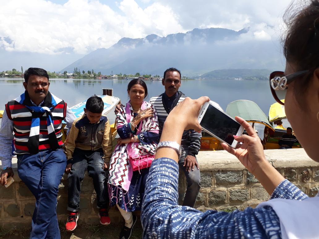 Αποτέλεσμα εικόνας για Ray of hope in Kashmir tourism as 10k tourists visit Valley