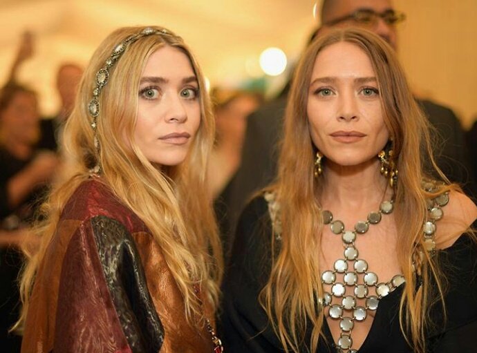 givagivaz's tweet photo. Nel frattempo le gemelle Olsen stanno completando la loro trasformazione in Mara Venier #MetGala https://t.co/uCS7eZHKB0