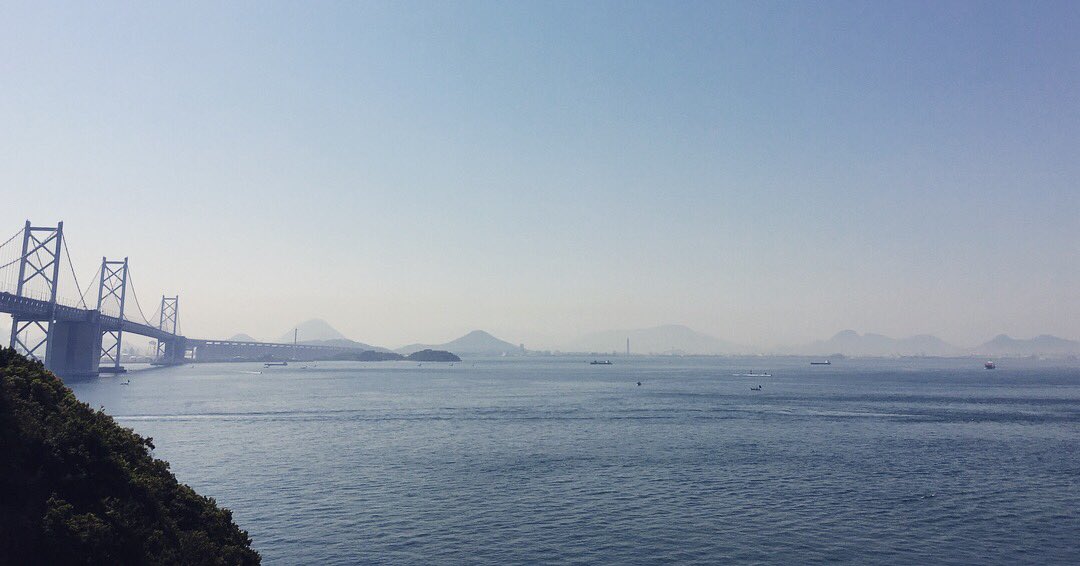 glissandraw's tweet photo. GW振り返り。

瀬戸大橋と香川の山々。

#bridge 
#setobridge 
#kagawa 
#shikoku
#sea
#sky
#mountains https://t.co/ZlZw58nXuB