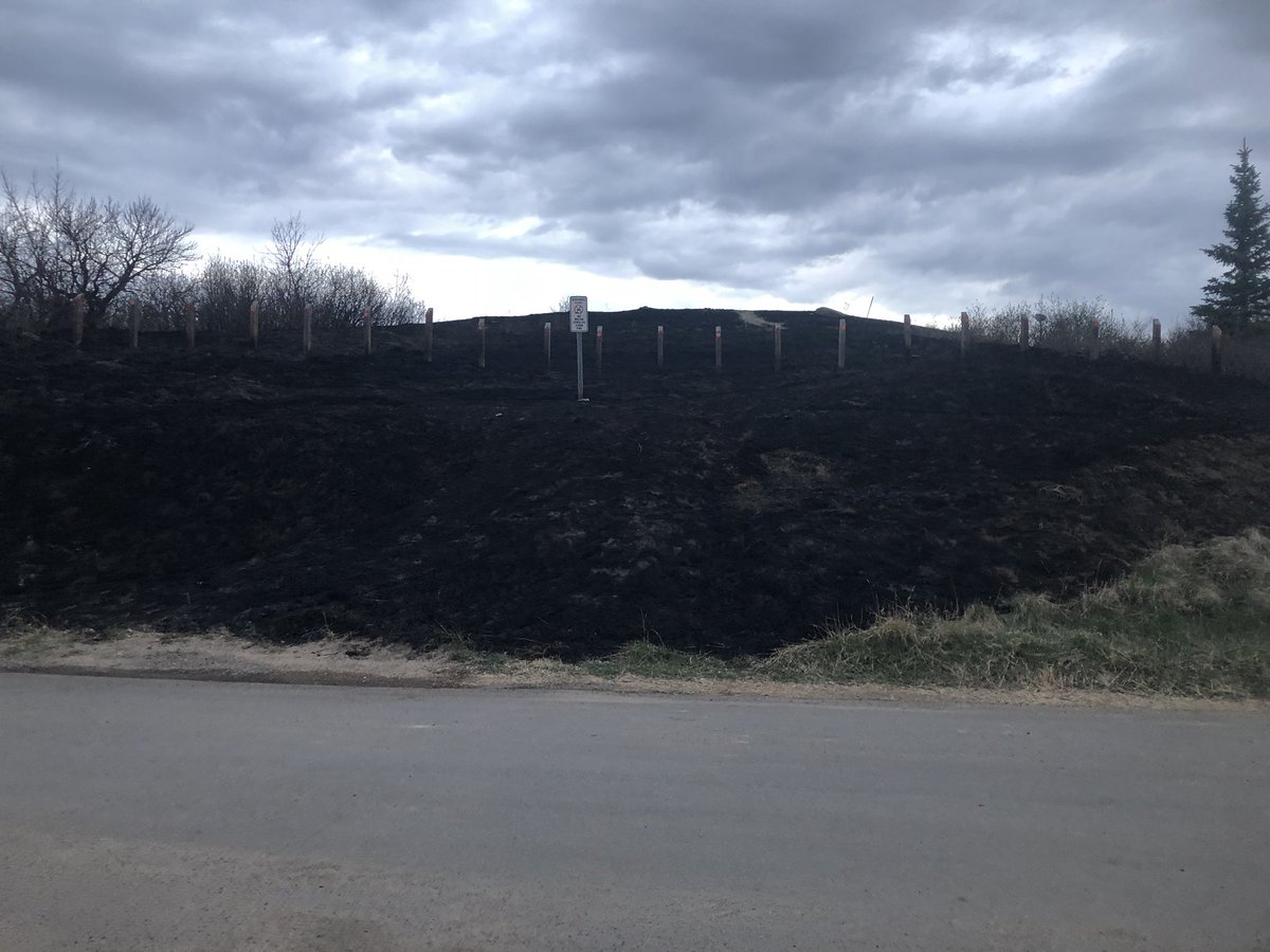 BrittonGray's tweet photo. The land is charred the entire way down from the railway tracks to the road. #sask #yqr https://t.co/wiHpB7lL9r