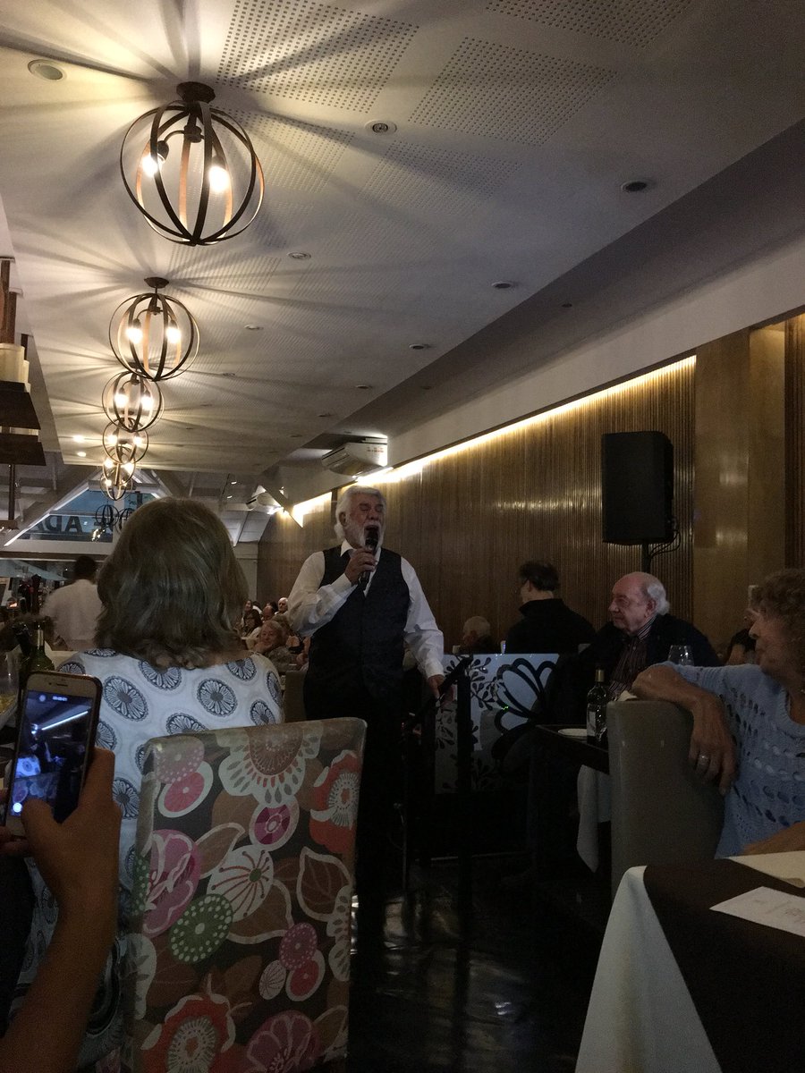 angonzalez1978's tweet photo. Cena show con @AlamosWinesAr en #lacasadeadann restaurante con el Negro Lavie https://t.co/mqWhcNCgiN