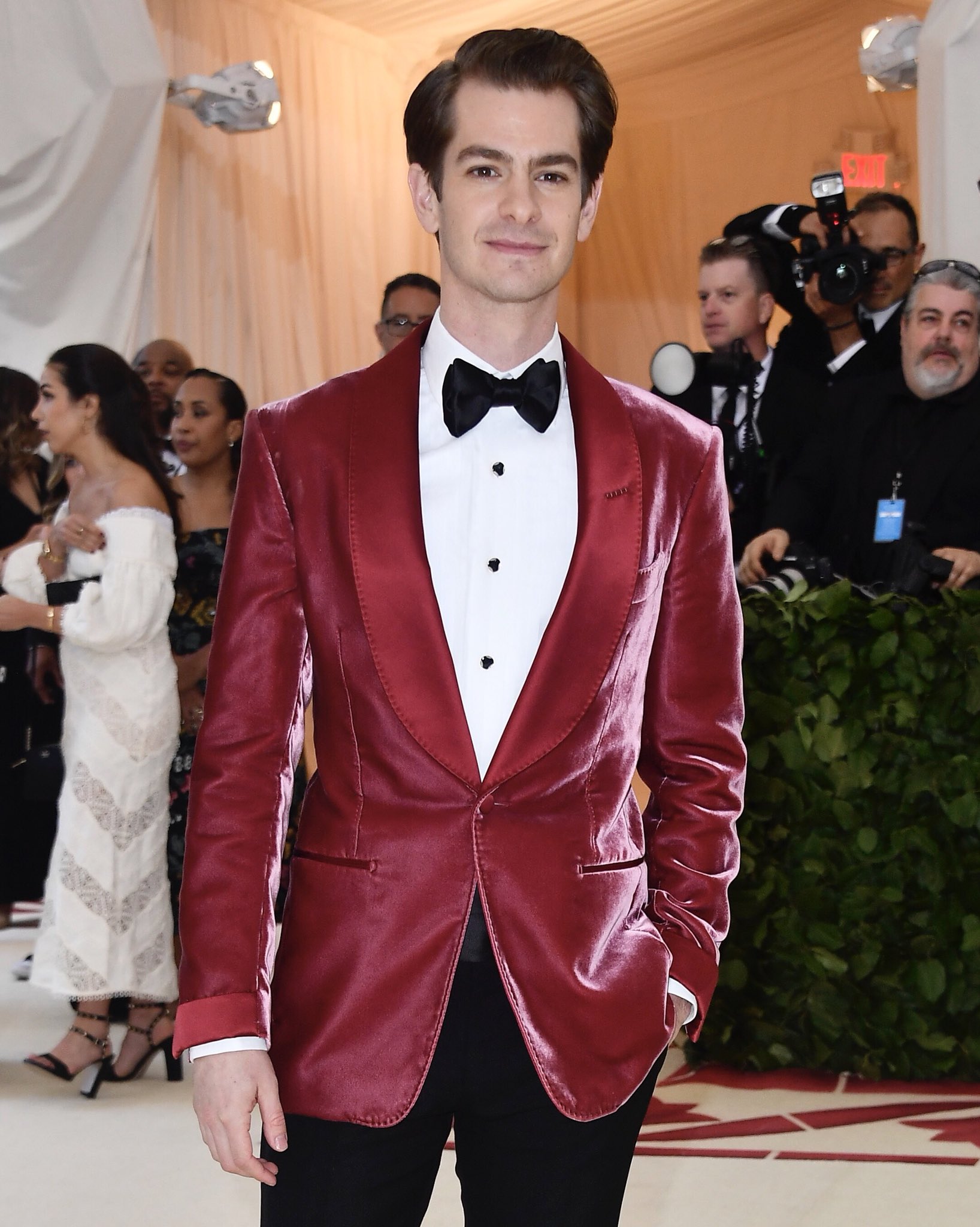 lighed Mark sød smag TOM FORD on Twitter: "Andrew Garfield wore a TOM FORD velvet Shelton  cocktail jacket, pleated evening shirt, satin bow tie and patent evening  shoes to the Met Gala in New York City. #