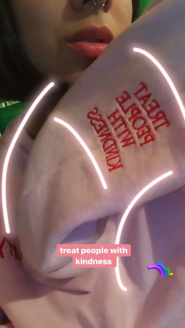 Hoy llegó mi poleron de Harry😍MUCHÍSIMAS GRACIAS SON LA MEJOR CUENTA DEL MUNDO,  GRACIAS POR CUMPLIR SUEÑOS DE FANS Y DARLE LA OPORTUNIDAD A PERSONAS QUE NO TIENEN LOS MEDIOS PARA COMPRAR COSAS DE SUS ÍDOLOS ESTARÉ POR SIEMPRE AGRADECIDA LOS AMO😭❤️ @GanaMerch