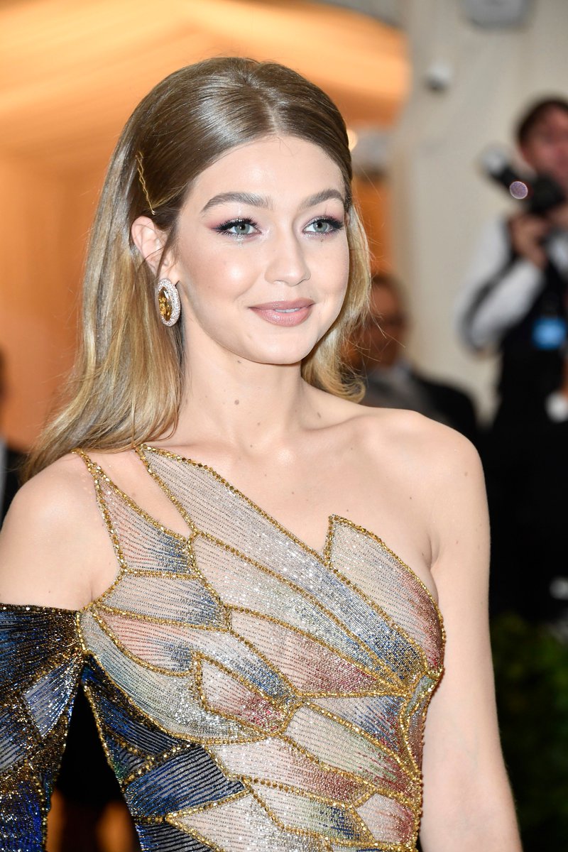 GlamourMex's tweet image. ¡Wow! @GiGiHadid deslumbró a su paso por el #MetGala con un espectacular #Versace #MetGala2018