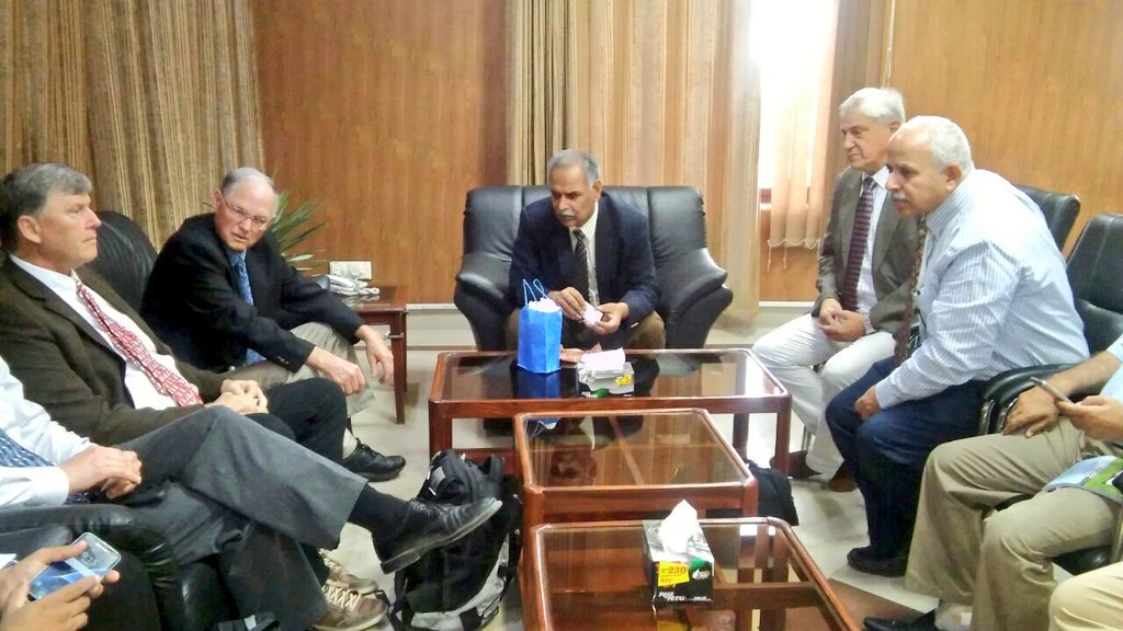 IntaCordoba's tweet photo. El ingeniero Daniel Basigalup de #INTAManfredi -referente mundial en #Alfalfa-, culminó su gira por el extranjero con la firma de un Memorando de Entendimiento y Colaboración con el Dr. Asif Ali, decano de la Muhammad Nawaz Shareef University of Agriculture, Multan. https://t.co/WJOssVmgWt