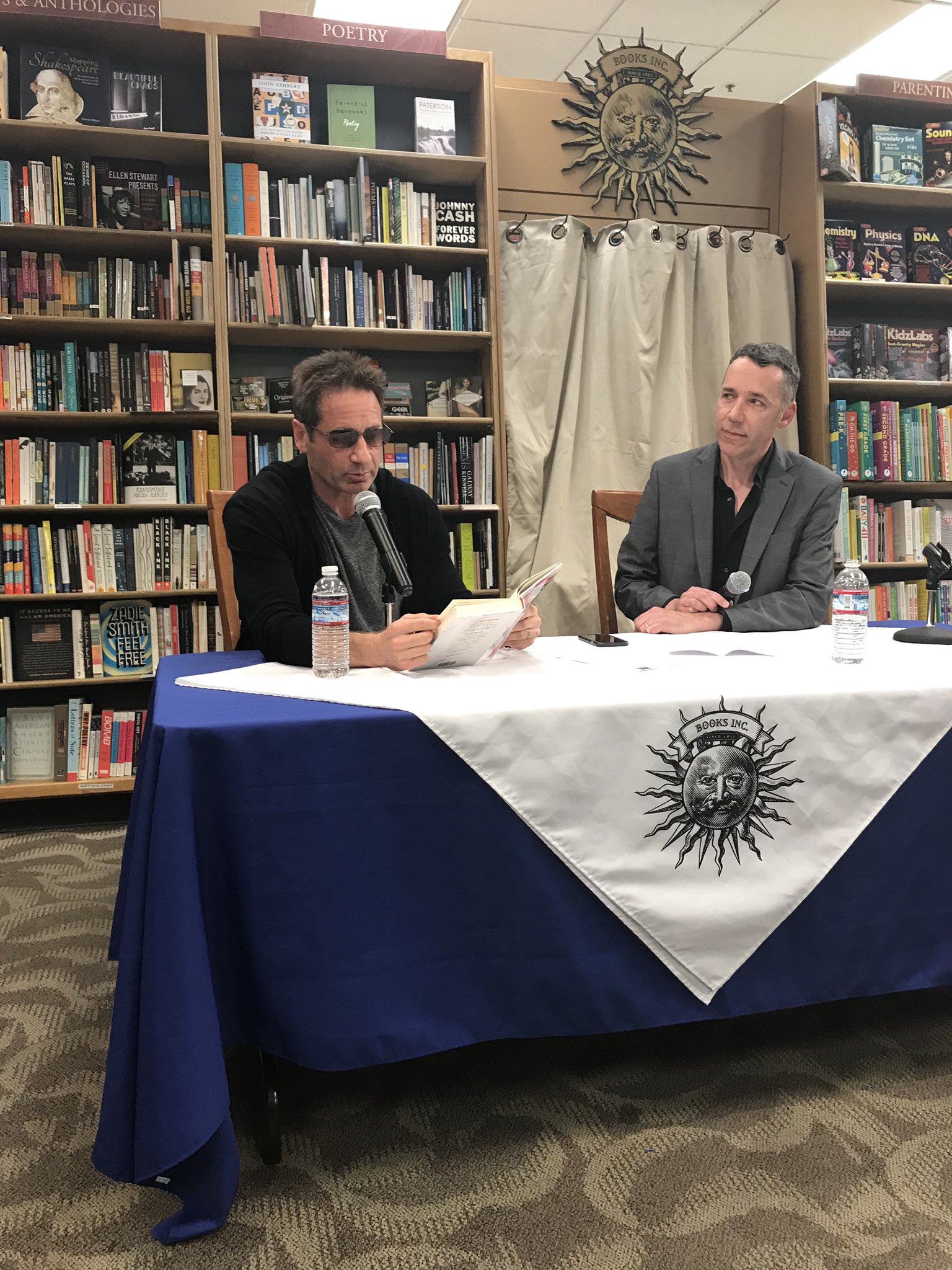 2018/05/07 - David at Books Inc. Opera Plaza in San Francisco, CA DcpH2NgVMAAuyAu