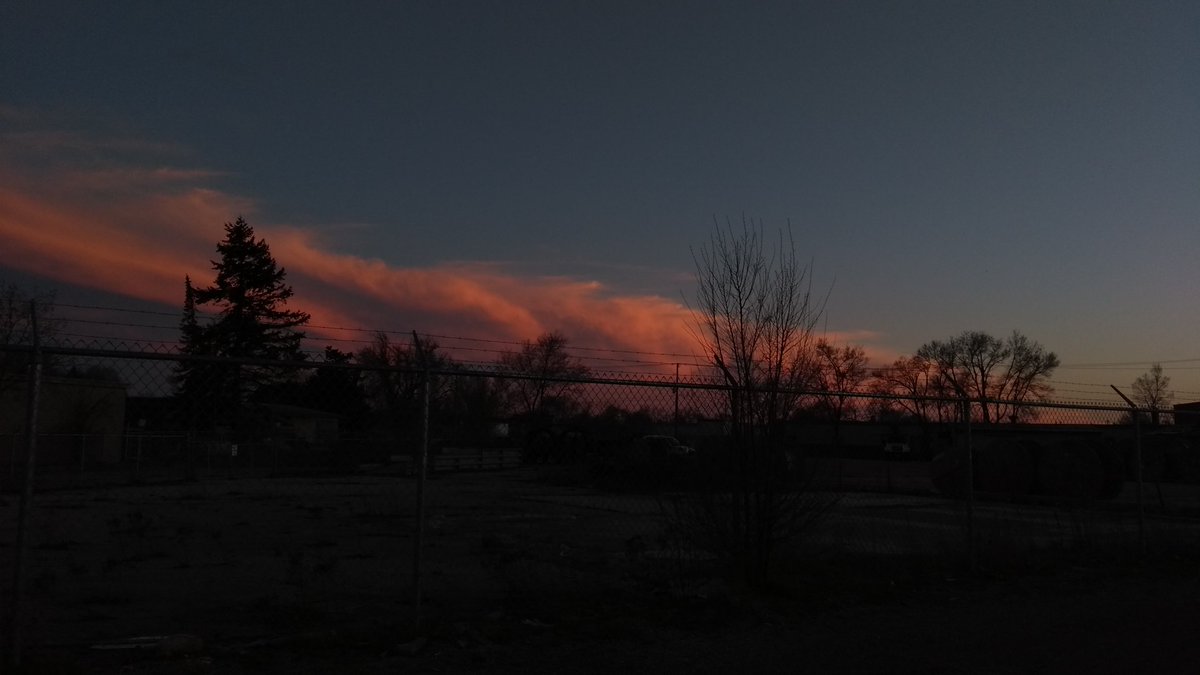 groupoffiveart's tweet photo. Just a heckin nice sunset photo from the other day - helen

#sunset #sun #photography https://t.co/lgRWXJIoFj