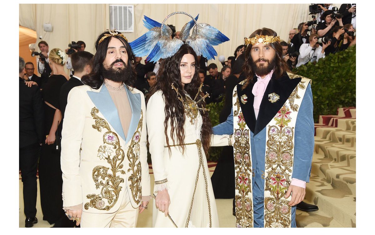 MafeEstradaa's tweet image. Cc llegan Jesús, María y José... #MetGala2018
