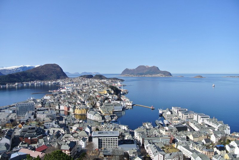 北欧旅行フィンツアー على تويتر ガイランゲルフィヨルドの拠点として知られるノルウェー のオーレスン アスクラ山から見渡すアールヌーヴォー様式の建物は 100年以上前の大火災からの復興の際に新しく生まれ変わったのだとか 山の景色を見ると ノルウェーを感じます