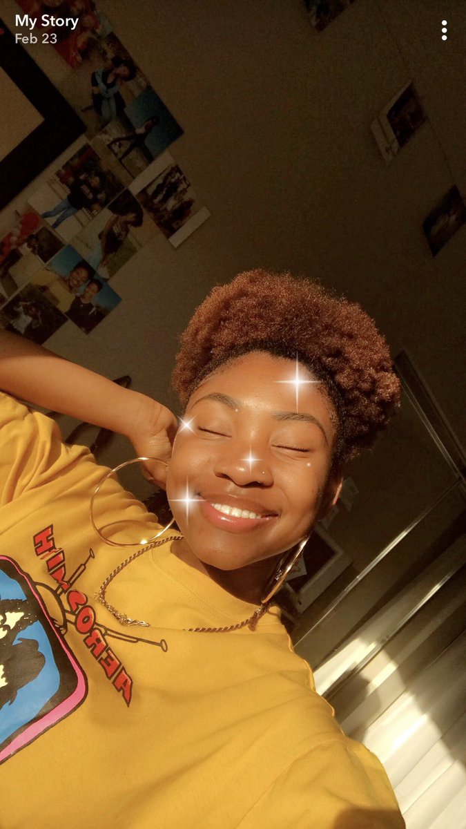 lunasuniversee's tweet photo. Do I qualify? 🧐 #ClearSkinTwitter https://t.co/qenXZLyqli