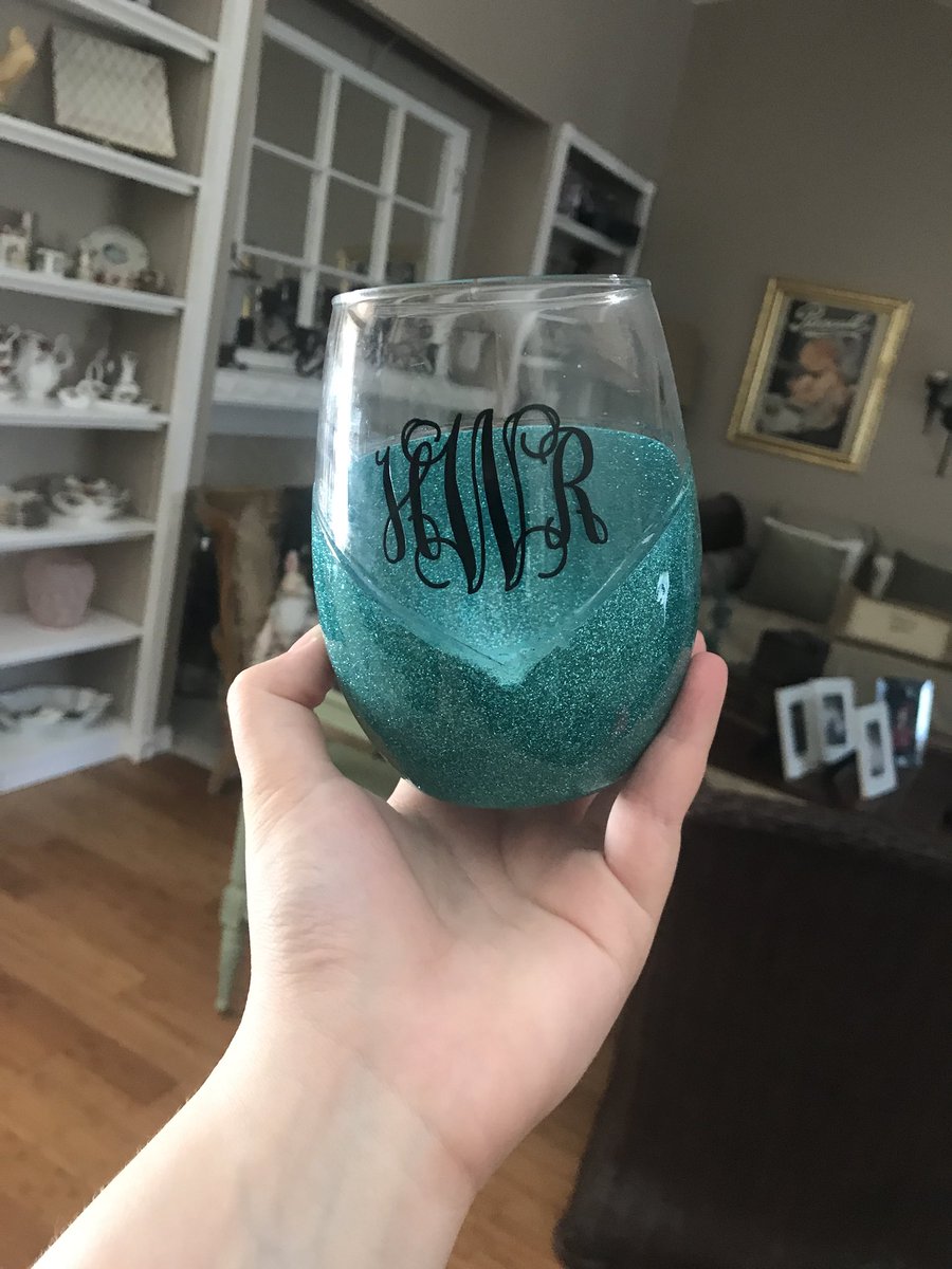 TheSWD_'s tweet photo. Stemless wineglasses are available too !! 20$  #winetime #stemlesswineglass #monogram #glitteredwineglass #SWD #thesouthernwienerdog #southernbelle #vinyldecal #smallbussniess #etsy #etsyseller #supportsmall #supportlocal #florida #handmade https://t.co/x7vFx7UUxh