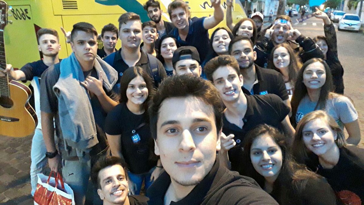LEOclubeTM's tweet photo. Não é que a gente incomoda, nós só queremos animar a galera!!! #TurminhadoAgito #LEOTM #DelegaçãoMaisAnimada #DoisGalo #paz https://t.co/IyErQ5fe2Q
