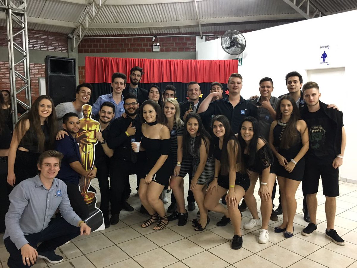 LEOclubeTM's tweet photo. Não é que a gente incomoda, nós só queremos animar a galera!!! #TurminhadoAgito #LEOTM #DelegaçãoMaisAnimada #DoisGalo #paz https://t.co/IyErQ5fe2Q
