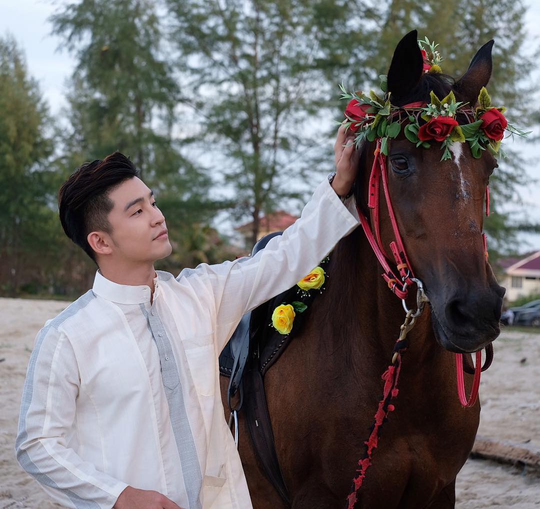 ERAdotje's tweet photo. Cuba korang cadangkan satu nama paling comel untuk kuda sebelah Alvin Chong ni? 🤔#InstaSeleb https://t.co/ifj4420yMZ