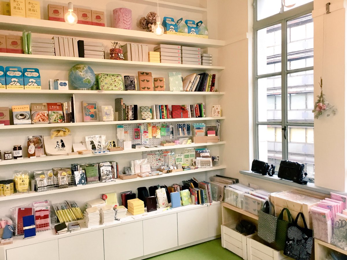 Tobichi京都 En Twitter オープンしました 新しい５階のtobichi京都は 扉入って左側にほぼ日グッズをズラッと並べていますよ 天井まである真っ白な棚は商品が見やすくなっています 新しい店内の空気を感じにぜひお越しくださーい さお