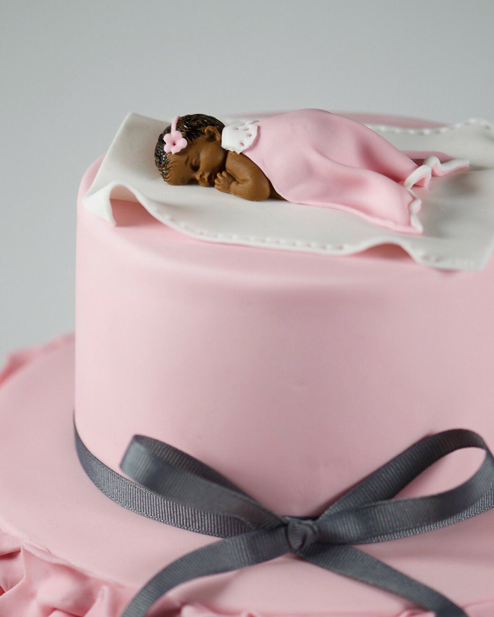 chietopia's tweet photo. A close up of @ChezFranDessert ‘s baby shower cake with a custom cake topper of her baby girl Laia-Rose ~ so in love with this name! 💖
#Chietopia #strawberryshortcake #fondantcake #babyshowercake #customcakes https://t.co/duEZWxThqg