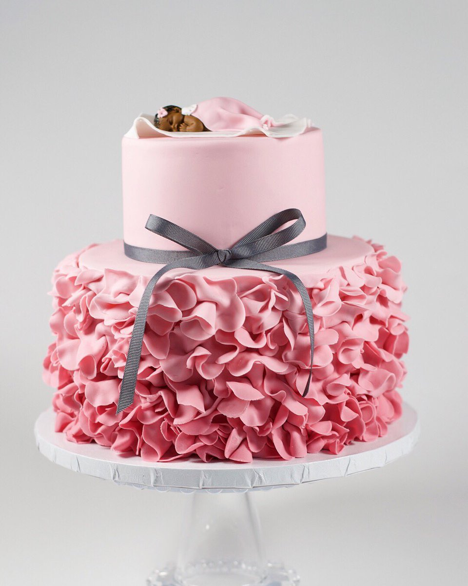 chietopia's tweet photo. A close up of @ChezFranDessert ‘s baby shower cake with a custom cake topper of her baby girl Laia-Rose ~ so in love with this name! 💖
#Chietopia #strawberryshortcake #fondantcake #babyshowercake #customcakes https://t.co/duEZWxThqg