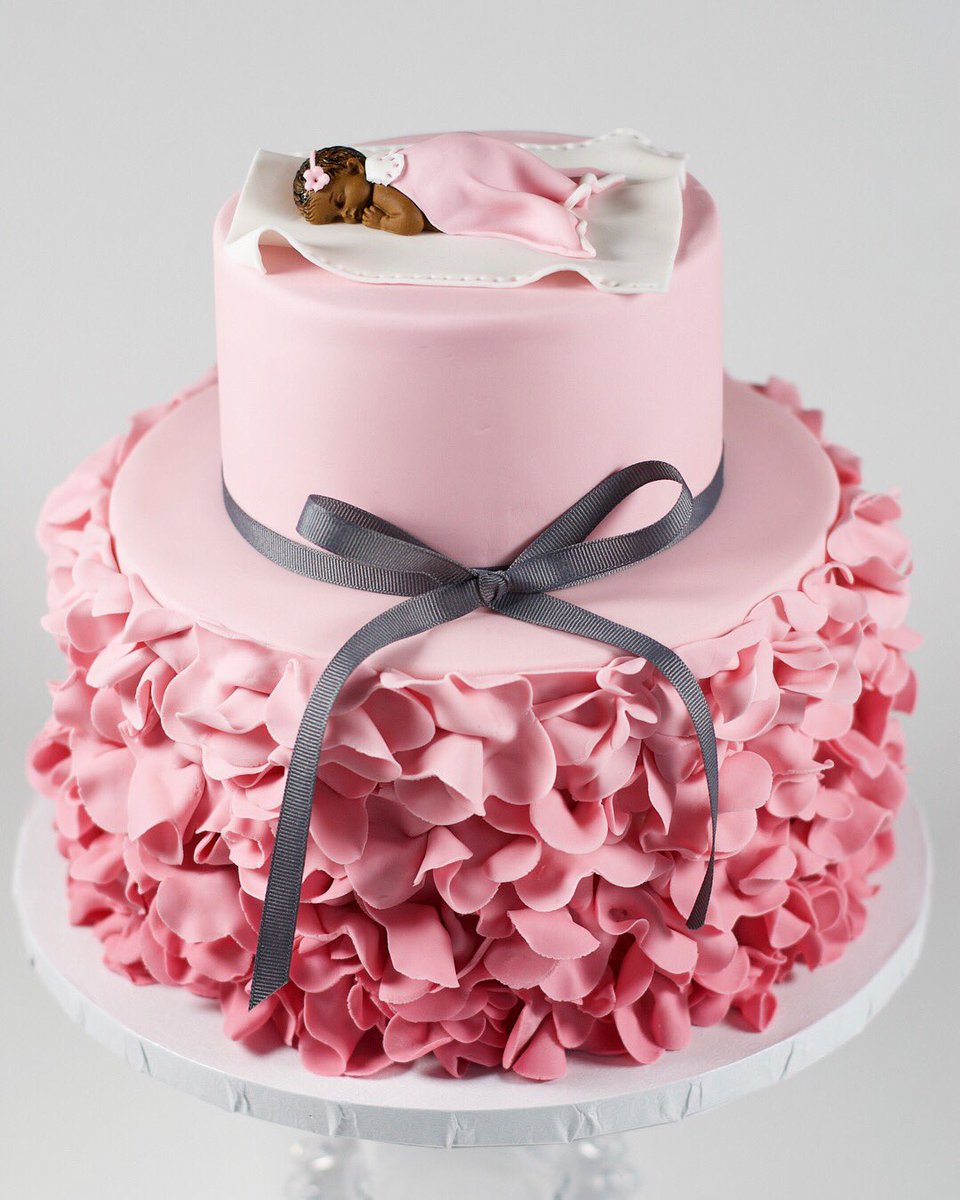 chietopia's tweet photo. A close up of @ChezFranDessert ‘s baby shower cake with a custom cake topper of her baby girl Laia-Rose ~ so in love with this name! 💖
#Chietopia #strawberryshortcake #fondantcake #babyshowercake #customcakes https://t.co/duEZWxThqg