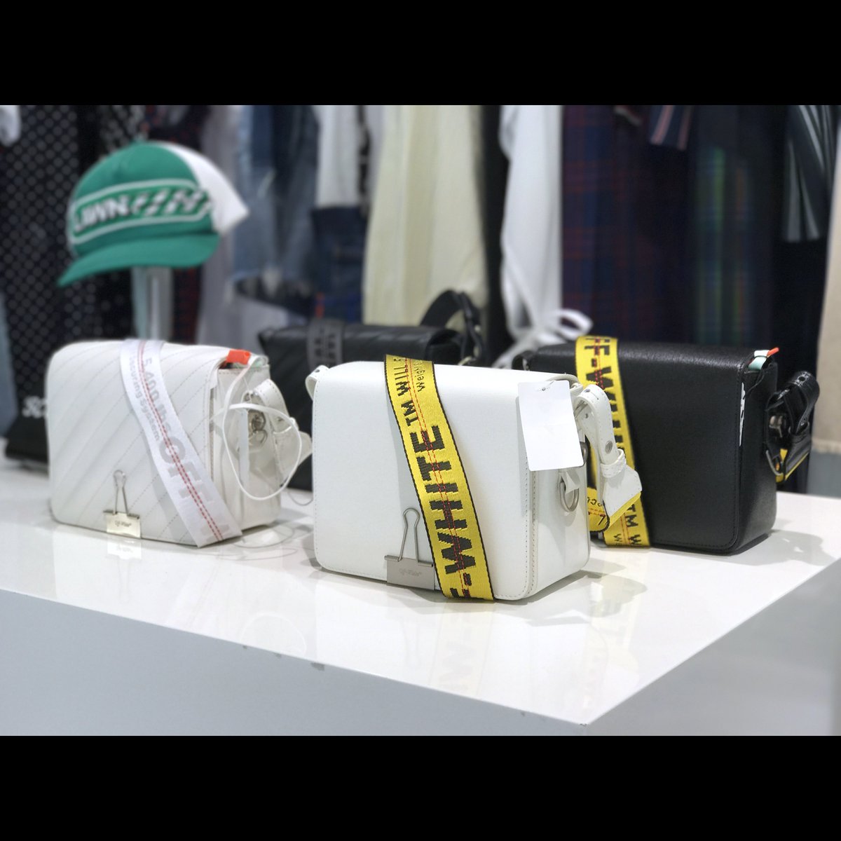 hankyumode's tweet photo. 「#OFF-WHITE」 "binder clip"バッグ
3階 『D-LAB』
 
#Hankyu #HANKYUMODE #umedahankyu #阪急うめだ本店 #うめだ阪急 #阪急百貨店 #3F #dlab #offwhite #オフホワイト #binderclipbag #バインダークリップバッグ #offwhitebag #offwhitebinderclip #bagstrap #sandals #cap https://t.co/WbtFITfdOe