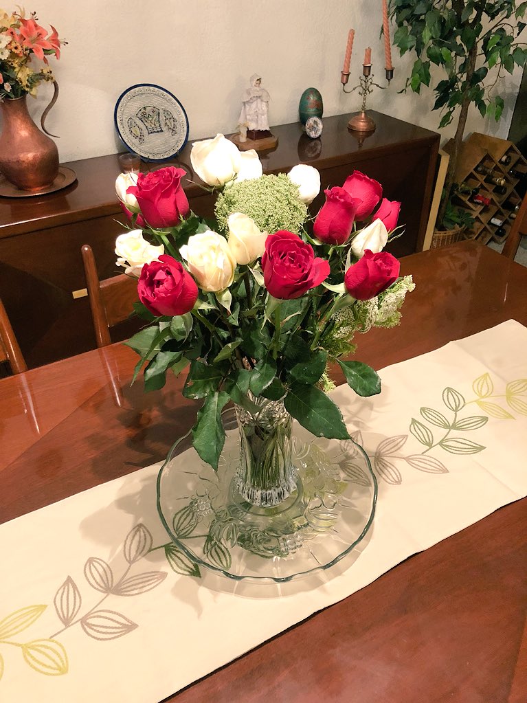 bianca_pescador's tweet image. #theEnd 🌹 Lo que pasa en mi casa cuando llegan flores de @EnvioDivino 😄🌹💗🏡🐶 #ramoderosas #enviodivino #floresadomicilio #10demayo #floresparamamá