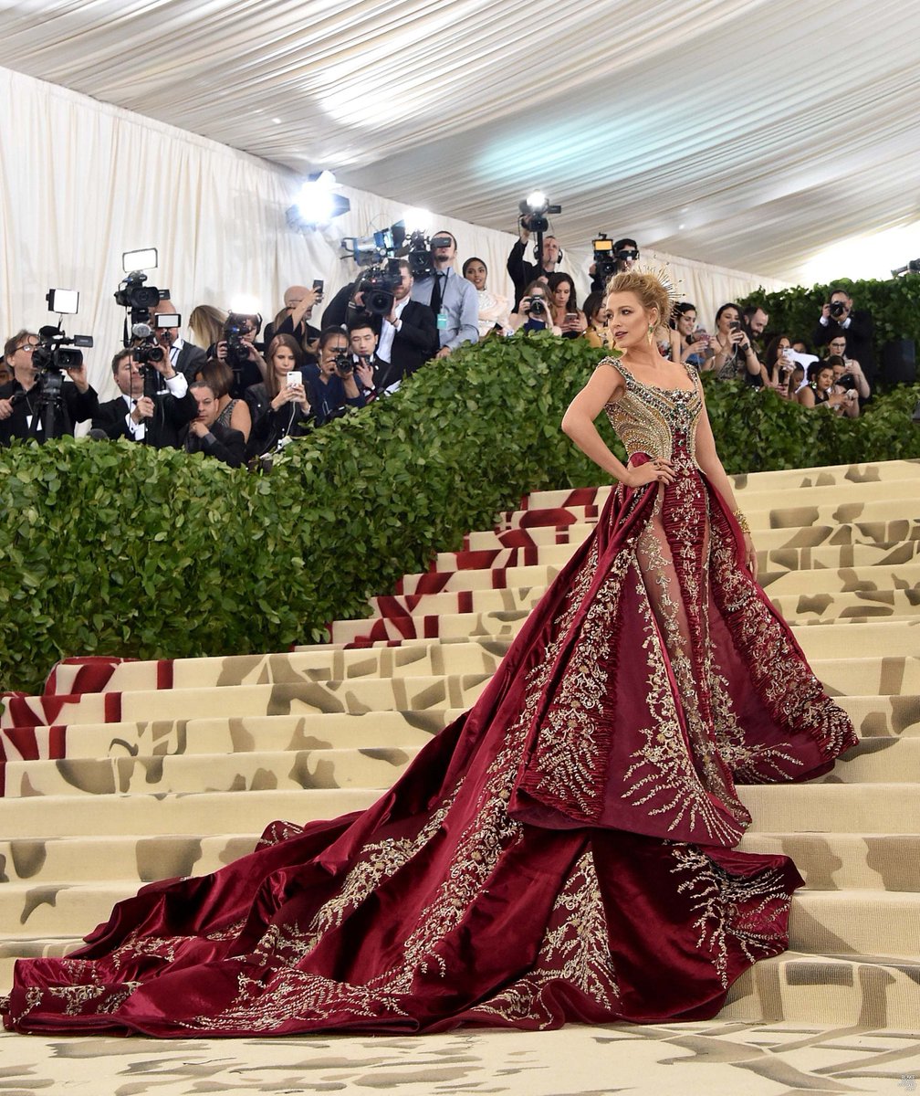 stickwithgirls's tweet photo. #MetGala 7/5/2018 ใน NYC
#BlakeLively สวมเดรสจาก Versace ที่เธอเคยให้สัมภาษณ์กับทาง Vogue เมื่อมีนาคมที่ผ่านมาว่าใช้เวลาทำชุดนี้มากว่า 600 ชั่วโมงแล้วแต่ยังไม่เสร็จ และตั้งแต่ที่เคยเข้าร่วมงานนี้มา ชุดของปีนี้น่าจะเป็นชุดที่เธอชอบที่สุด https://t.co/YMJw4NP5it
