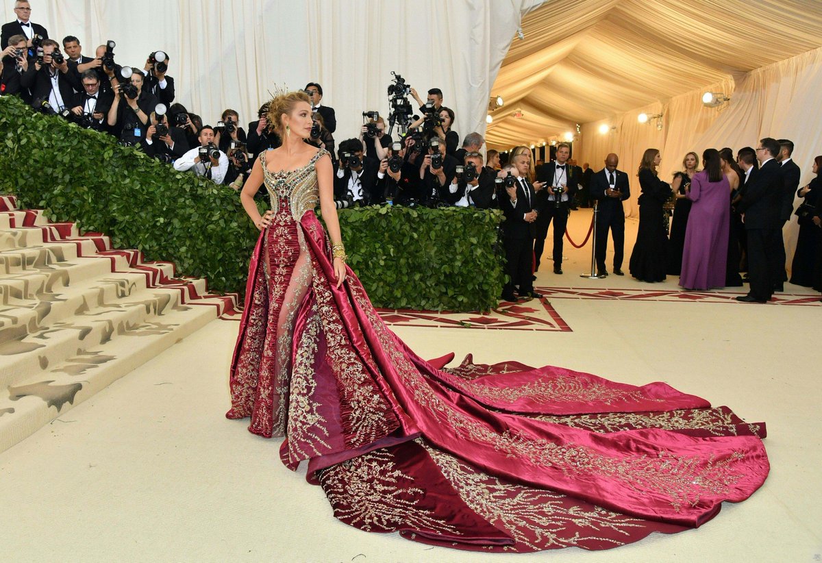 stickwithgirls's tweet photo. #MetGala 7/5/2018 ใน NYC
#BlakeLively สวมเดรสจาก Versace ที่เธอเคยให้สัมภาษณ์กับทาง Vogue เมื่อมีนาคมที่ผ่านมาว่าใช้เวลาทำชุดนี้มากว่า 600 ชั่วโมงแล้วแต่ยังไม่เสร็จ และตั้งแต่ที่เคยเข้าร่วมงานนี้มา ชุดของปีนี้น่าจะเป็นชุดที่เธอชอบที่สุด https://t.co/YMJw4NP5it