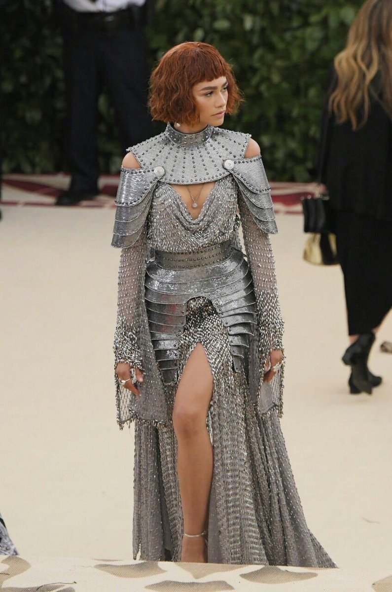 elclosetlgbt's tweet image. Con un look muy a lo Juana de Arco llega Zendaya a la #MetGala ✴🗡🛡

#MetGala2018 
#Zendaya