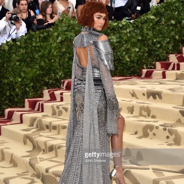 elclosetlgbt's tweet image. Con un look muy a lo Juana de Arco llega Zendaya a la #MetGala ✴🗡🛡

#MetGala2018 
#Zendaya