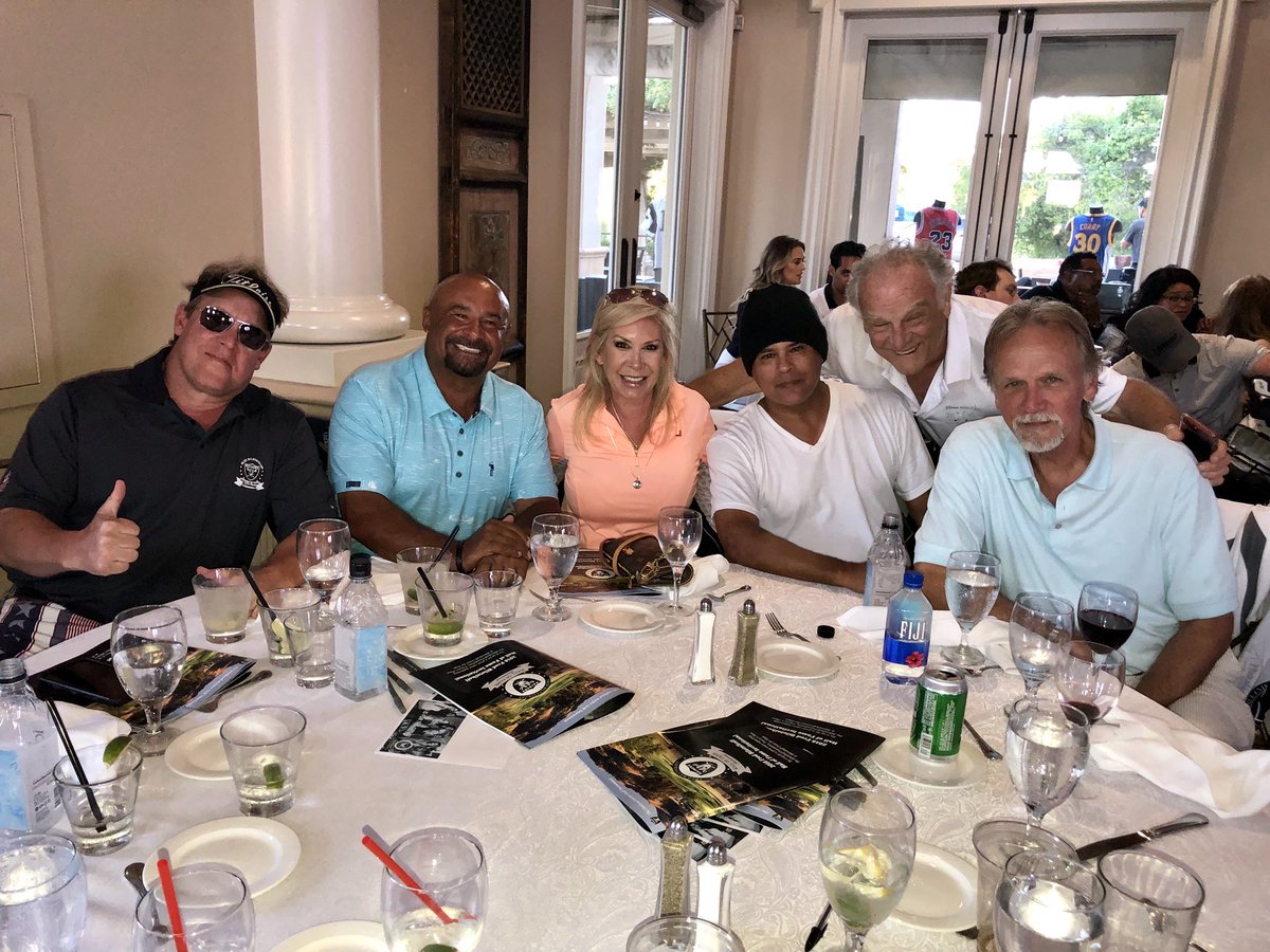 LisaFuhr31's tweet photo. An awesome evening tonight out at the #fredbiletnikoffinvitational #Charity awards dinner and auction with @ScottyMedlock @billsmitrovich @grantfuhr @RealRaymondCruz &amp; #SamHennings https://t.co/I74yn02gRq