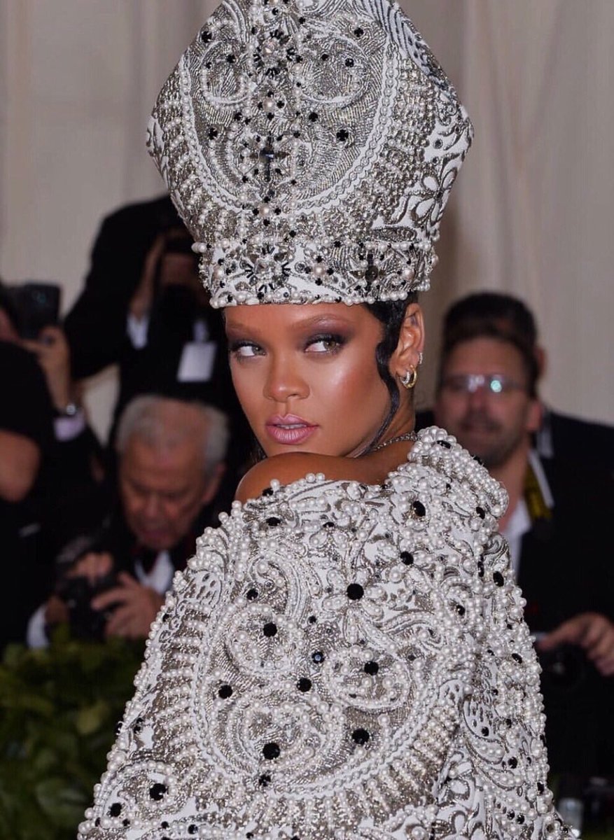 fentybeauty's tweet photo. Our rihligion ππ½
@rihanna at the #metgala
Makeup by #fentybeauty global makeup artist @PriscillaOno
1.Β #PROFILTRPRIMER
2.Β #PROFILTR Foundation in 370
3. Contour:Β #MATCHSTIXΒ inΒ TRUFFLE
4. Lips: #SPANKED #MATTEMOISELLE with a lil something extra ... and dassit π https://t.co/28dVdiKuqm