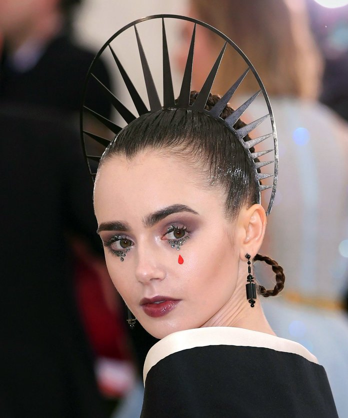 SoyUnPato's tweet image. Pues @lilycollins ganó la #MetGala2018 y el mundo perdió una mujer heterosexual más. *se va a buscar a su futura esposa*