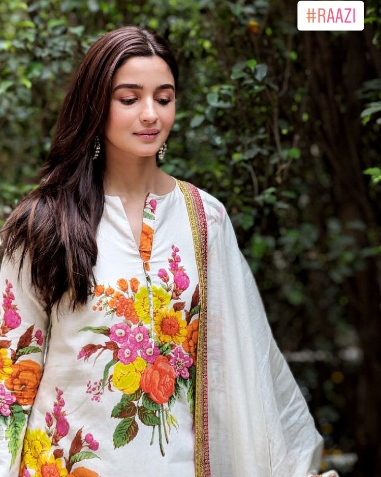 DhvnVarun's tweet photo. Aliaa Bhatt For Raazi Promotions @aliaa08 ❤❤✨🌻🌸❤ https://t.co/V9DWw3YKJK