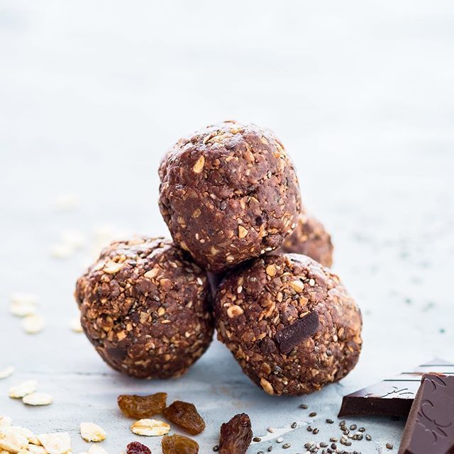 Energy balls for a busy morning. Dark chocolate and raisin. Tastes like fruit and nut bar! #vegan #energyballs #darkchocolate #veganbreakfast #veganworkoutfood #workoutfood #energyfood #protein #plantpowered #plantbased #raiains #cacao  #oats #cashews #d… ift.tt/2wqLTNO