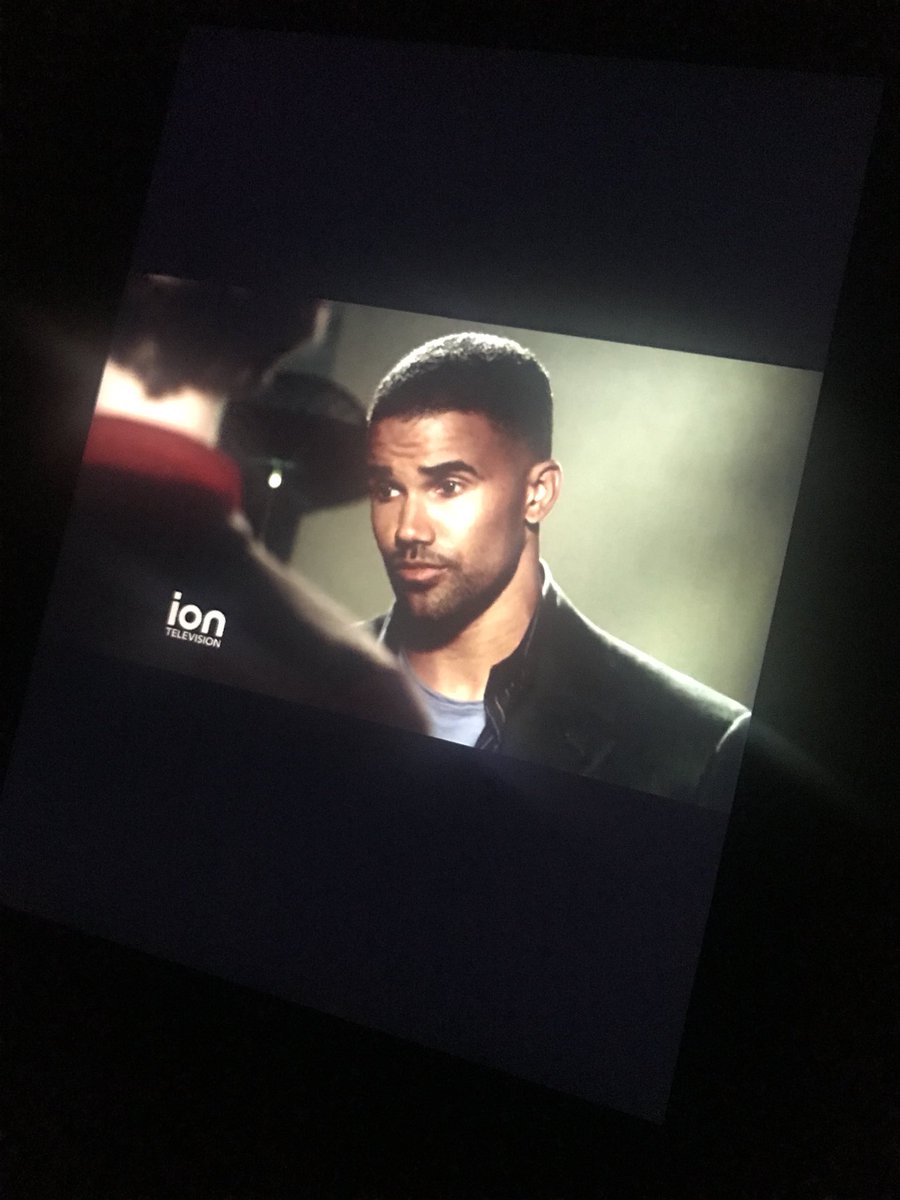 Lini_leka's tweet image. When your tv is still upstairs being used to play Fortnite 🙄 &amp;amp; you wanna watch tv so yu just take your brothers iPad &amp;amp; watch from there 🤷🏽‍♀️💀 haha #CriminalMinds #xfinityStream🙌🏽