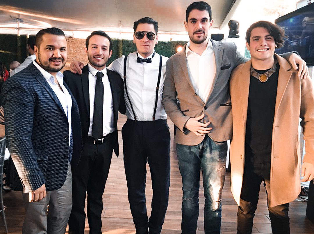 GermanTKTK's tweet photo. Exelente pic.📷
Denle amor♥️ @paito_san @germanalejom @ChintroP @DrewBenjamins_ @eduardomelchile https://t.co/8vBI600b9r