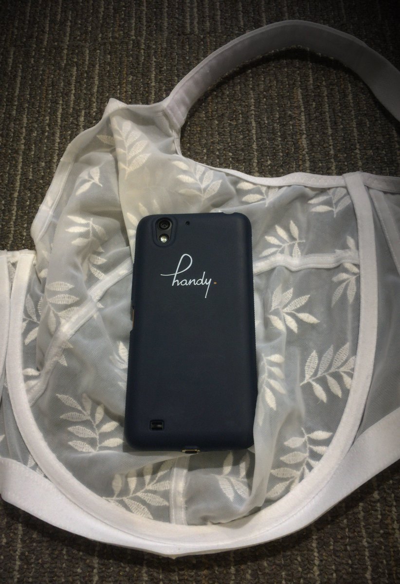 かすみ やっと届いたoカップのブラジャーですっ スマホを比較にしてみましたっ Oカップ 着衣爆乳 着衣巨乳 爆乳 巨乳 おっぱい 着衣フェチ らぶりつ らぶりつください ブラジャー 元nカップ 比較できてますか やっぱり大きい でも