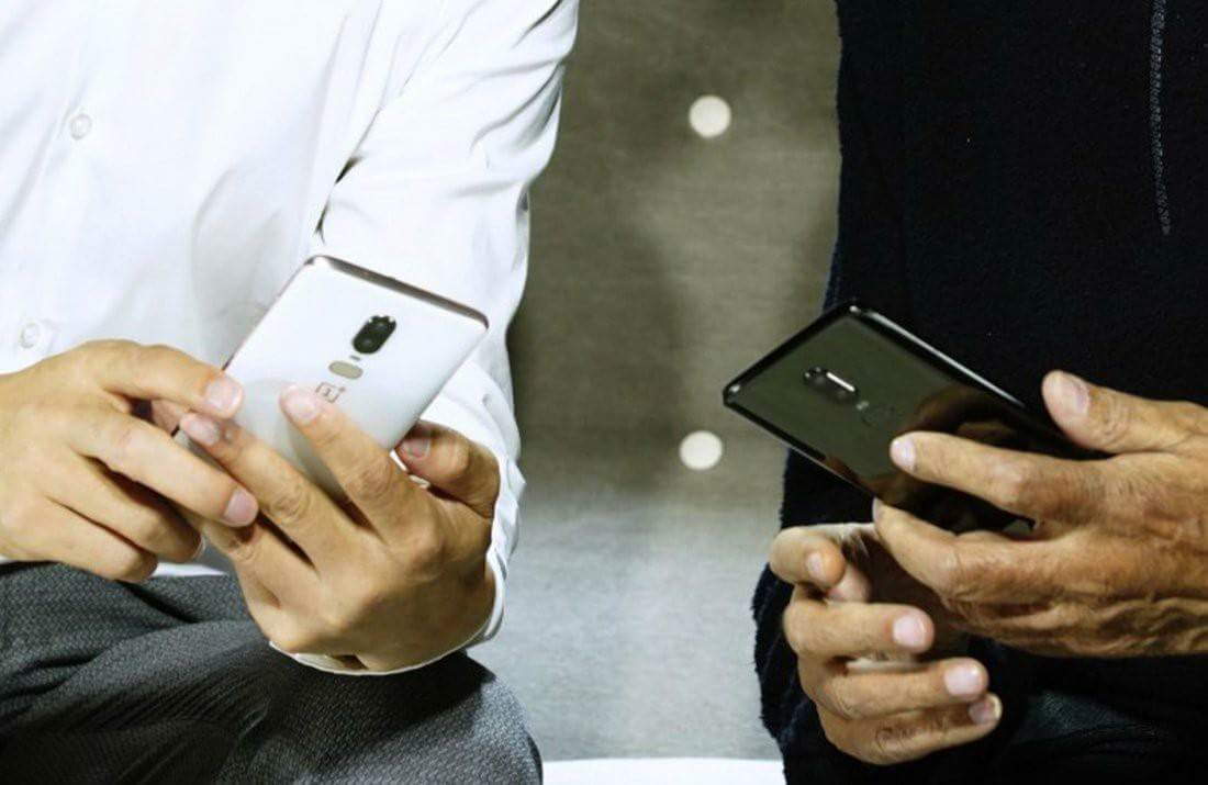 ishanagarwal24's tweet photo. Amitabh Bachchan leaks OnePlus 6 before its launch. Confirms the design we already knew about! Great, isn't it?!
#OnePlus
#OnePlusIndia
#OnePlus6
#OnePlus6India
#TheSpeedYouNeed https://t.co/0YohlgSpvf