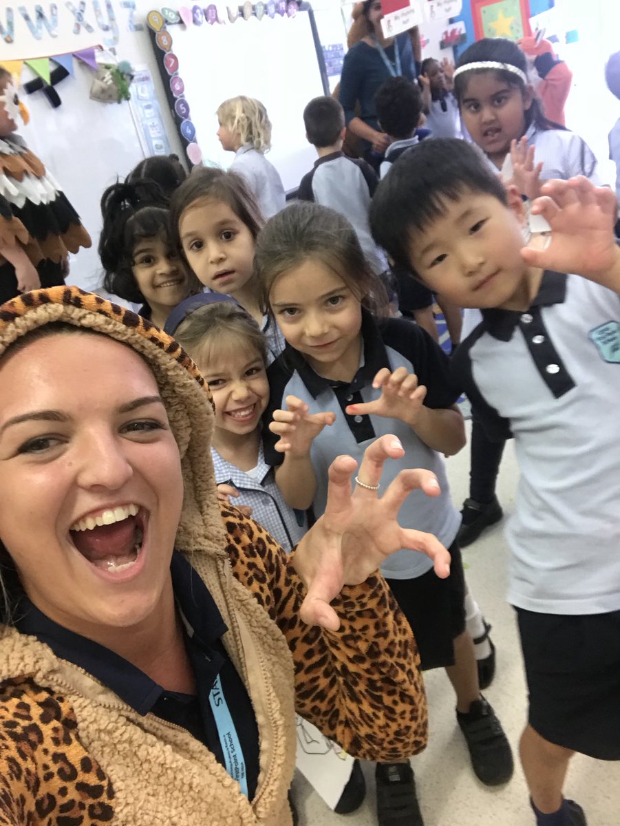 FPS_Leopards's tweet photo. FS meeting the mascots.. learning how to roar 🐯 #earthleopards #besthouse https://t.co/bF9EHuYYty