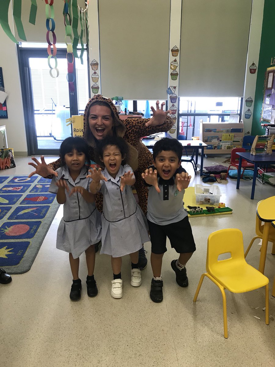 FPS_Leopards's tweet photo. FS meeting the mascots.. learning how to roar 🐯 #earthleopards #besthouse https://t.co/bF9EHuYYty