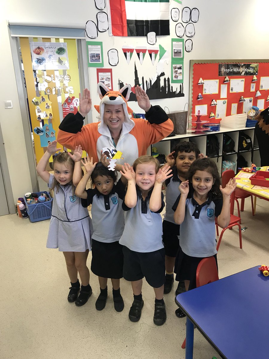 FPS_Leopards's tweet photo. FS meeting the mascot https://t.co/xuinlibjfH