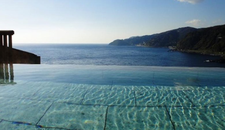 【赤沢日帰り温泉館】露天風呂から海、空、湯が一体化したダイナミックな光景が楽しめます。DHC直営でスキンケアに効果がある入浴剤の樽や壺風呂で「DHCの湯」が楽しめます。（静岡県伊東市）