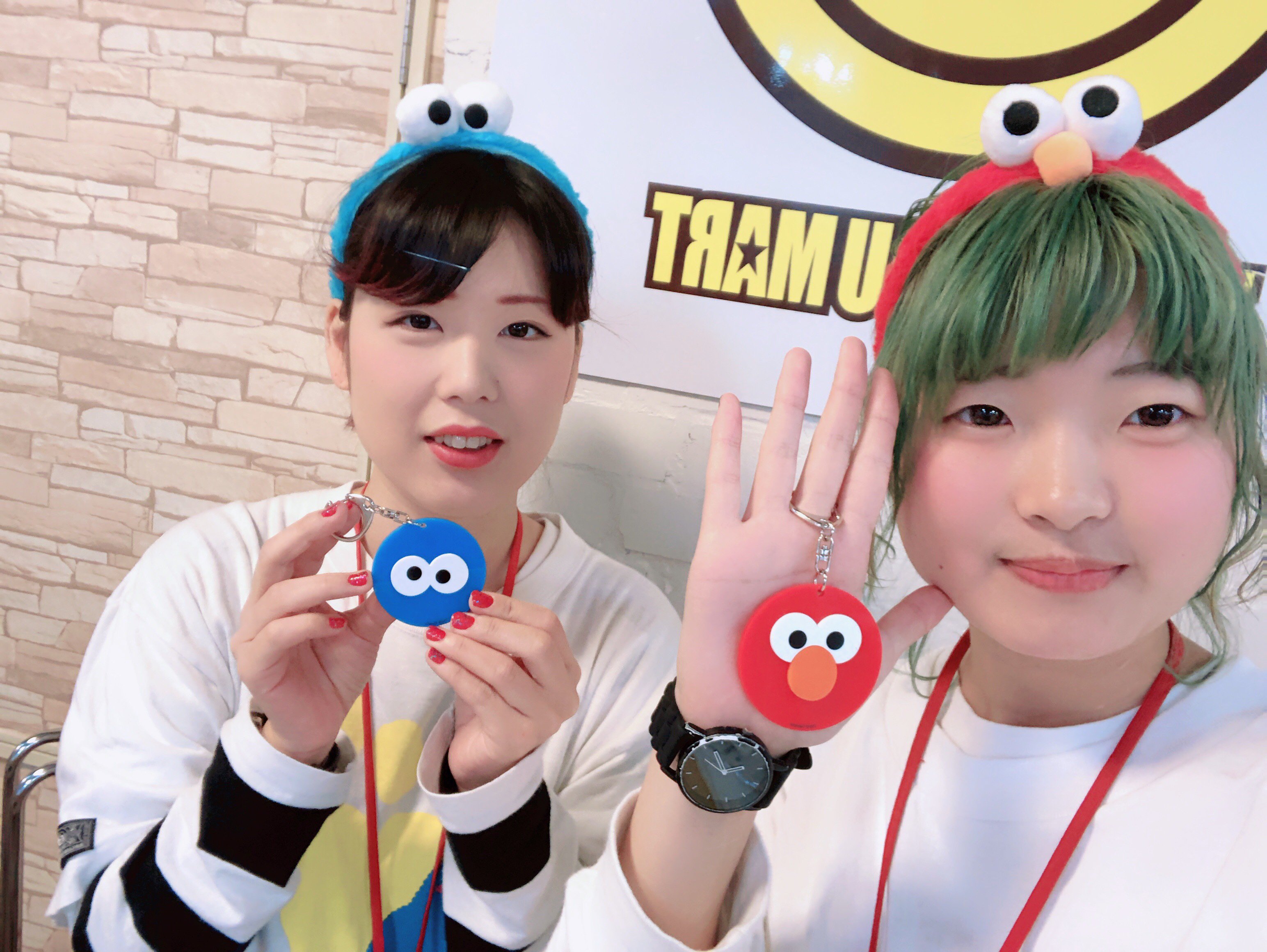 サンキューマート神戸三宮opa店 商品紹介 セサミストリート サンキューマートの大人気商品にアクリルキーホルダーが入荷致しました キャラクターの顔が丸い形になっていてとっても可愛いですよ 缶バッジと一緒に付けてもお友達とお揃いにしてもいい