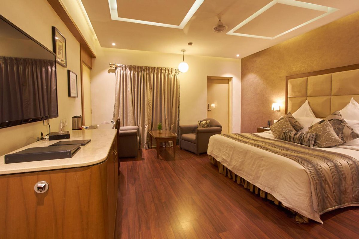 Hotel_Sandesh's tweet photo. Don't miss out your vacation at @Hotel_Sandesh , Mysore.
This summer pack your bags and call:0821-2436777/999 to book your choice of room.
Featuring Executive rooms, Executive suites, Premier rooms, Premier Suite
#vacations #Packyourbags #SummerIsHere #vacationmode #StayRoyal https://t.co/NB1c8jhdBM